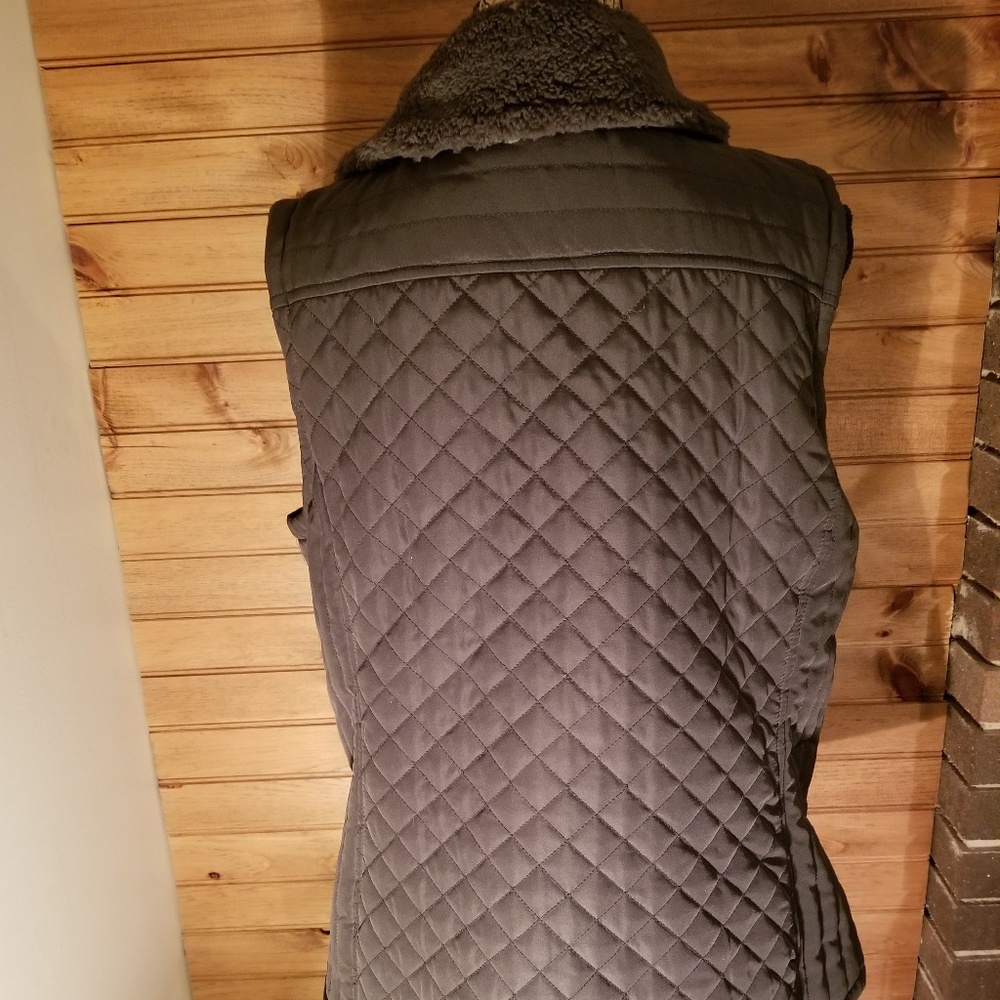 D & Company vest - Picture 3 of 3